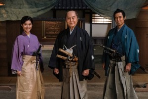 01 左から）瀧本美織、北大路欣也、高橋光臣