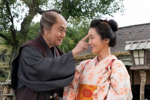 02 左から）北大路欣也、貫地谷しほり